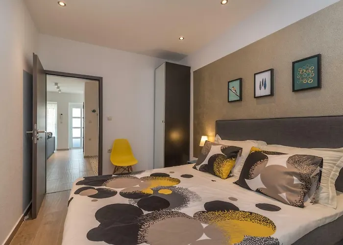 Santa Lucia Трогір